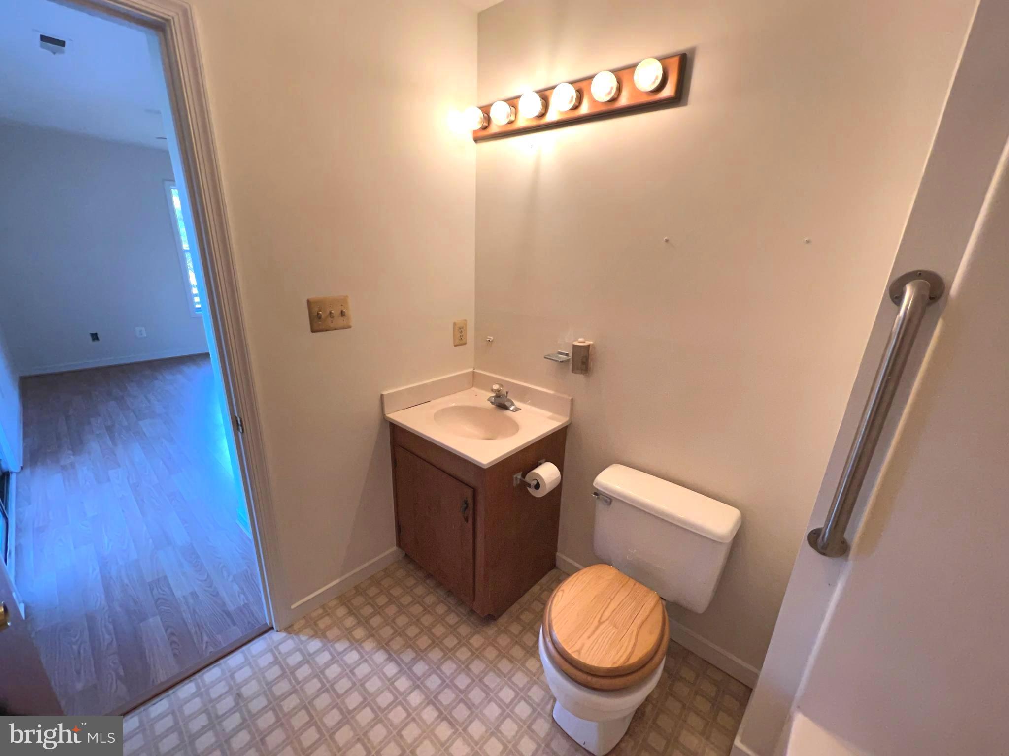 8307 Kines Road Warrenton, VA 20187 - Photo 34 of 46 Main Full Bathroom.