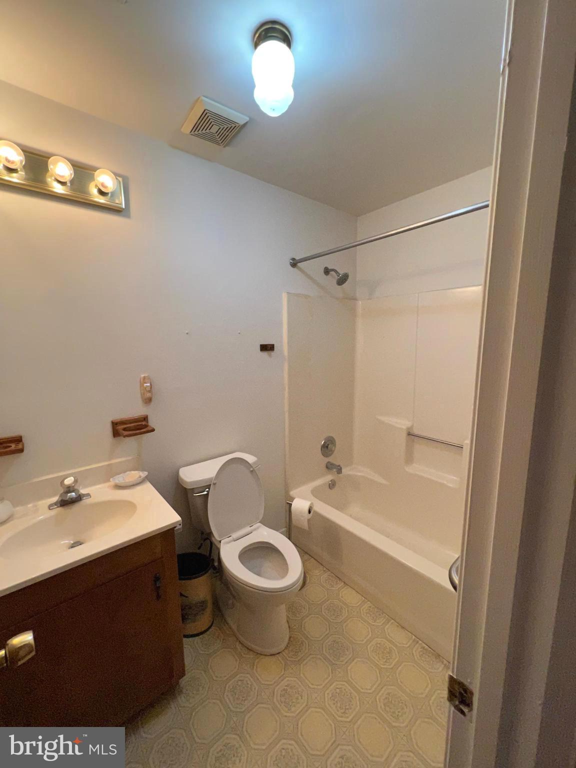 8307 Kines Road Warrenton, VA 20187 - Photo 40 of 46 Hall Full Bathroom.