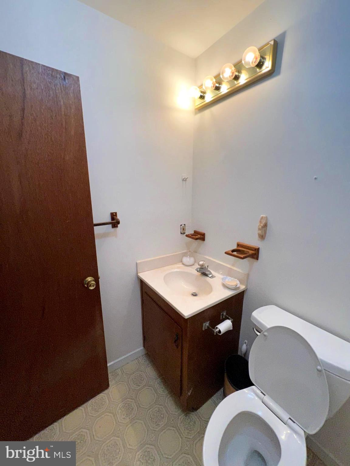 8307 Kines Road Warrenton, VA 20187 - Photo 41 of 46 Hall Full Bathroom.