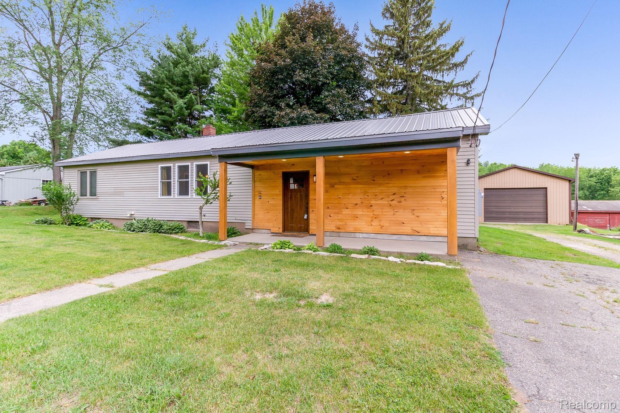 3660 County Farm Road Howell, MI 48843 - Photo 13 of 32 3660 front2.jpg