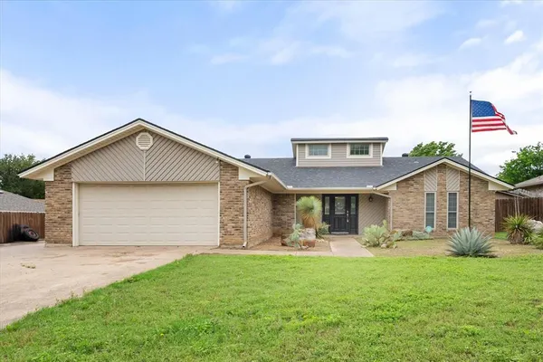 $350,000 | 213 Meadowhill Drive, Benbrook, TX 76126