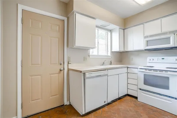 $1,900 | 13305 Southview Lane, Dallas, TX 75240