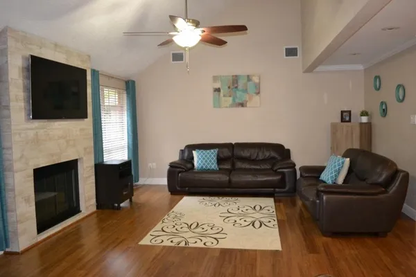 $2,950 | 43 Hickory Oak Drive, The Woodlands, TX 77381