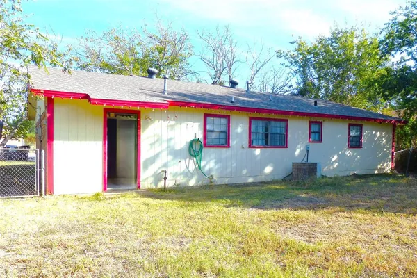 $122,500 | 115 South Street, Brady, TX 76825