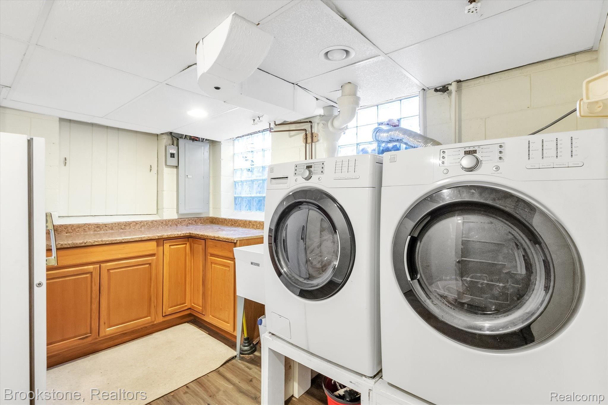 102 Maplefield Road Pleasant Ridge, MI 48069 - Photo 32 of 41 Beautifully built out laundry, bright and clean!