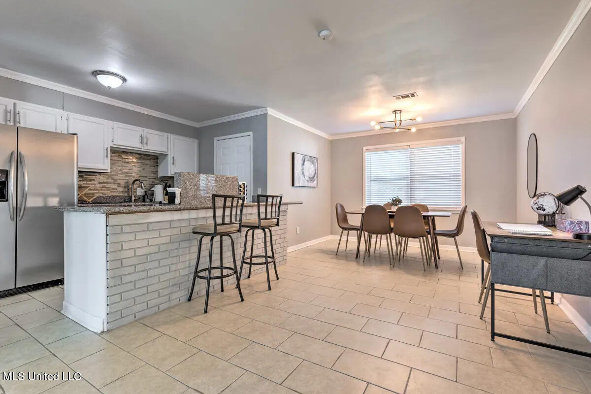 103 Grand Teton Avenue Ocean Springs, MS 39564 - Photo 4 of 18 Kitchen/Dining Area
