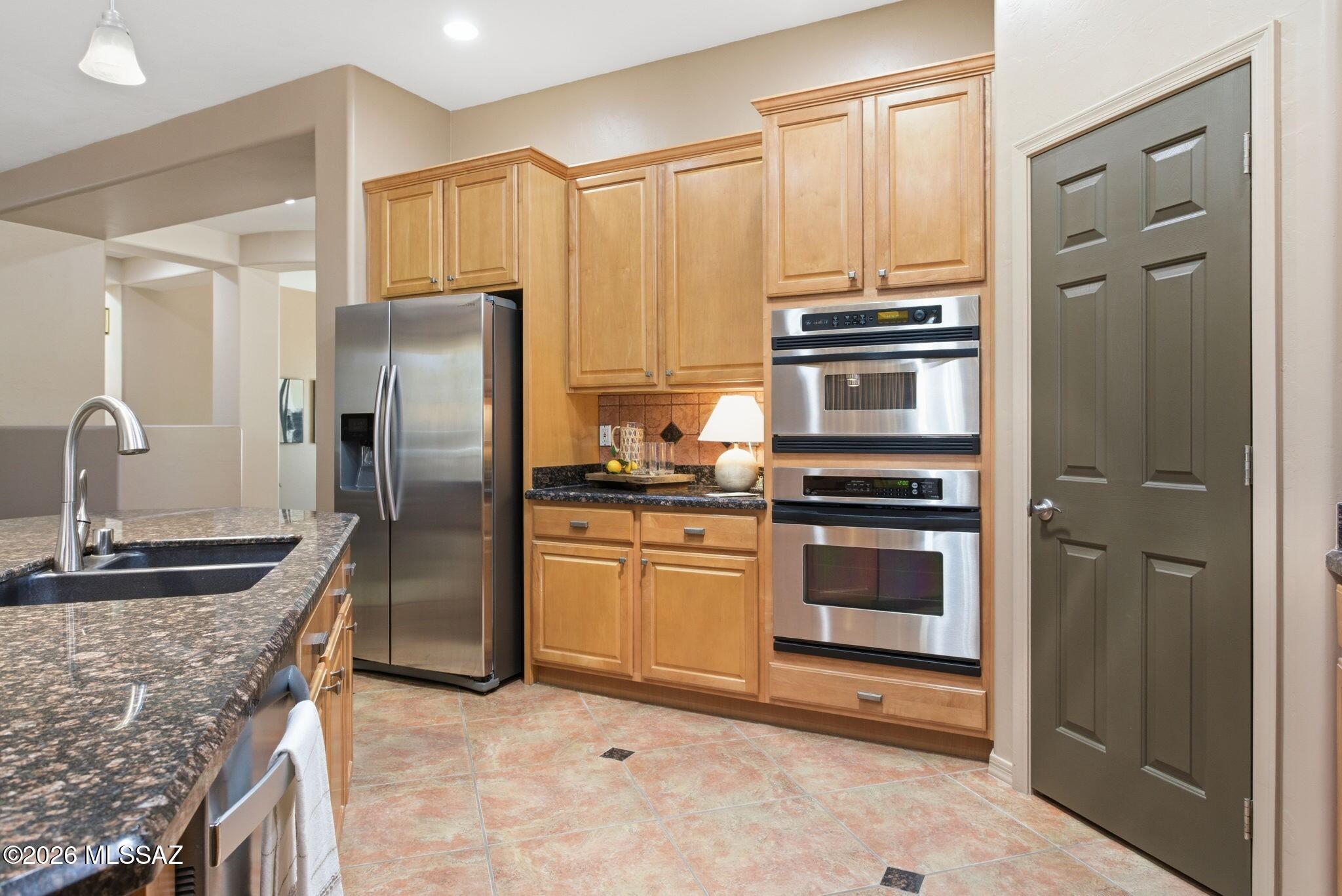 12641 North Rock Creek Road Oro Valley, AZ 85755 - Photo 12 of 48 Granite counters & stainless appliances