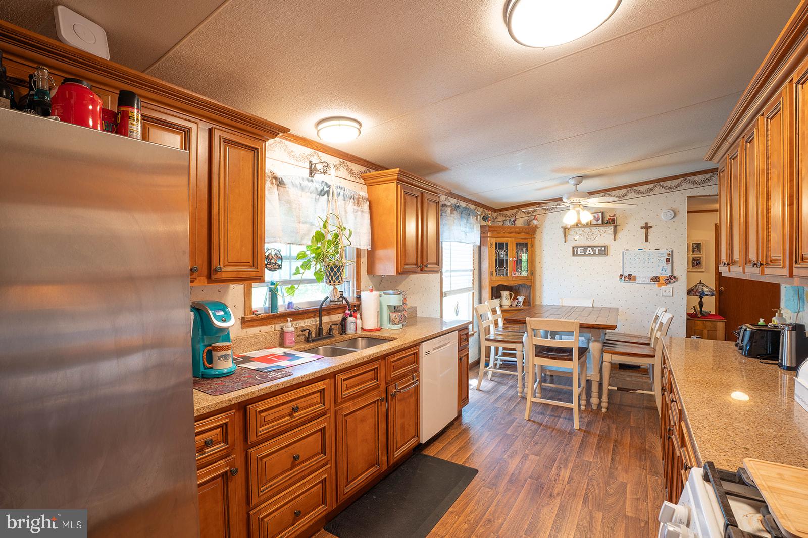 940 Willow Grove Road Monroeville, NJ 08343 - Photo 5 of 22 Warm and inviting kitchen space.