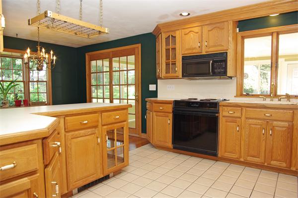 16 Hampshire Road Reading, MA 01867 - Photo 4 of 23 Gallery Image 4