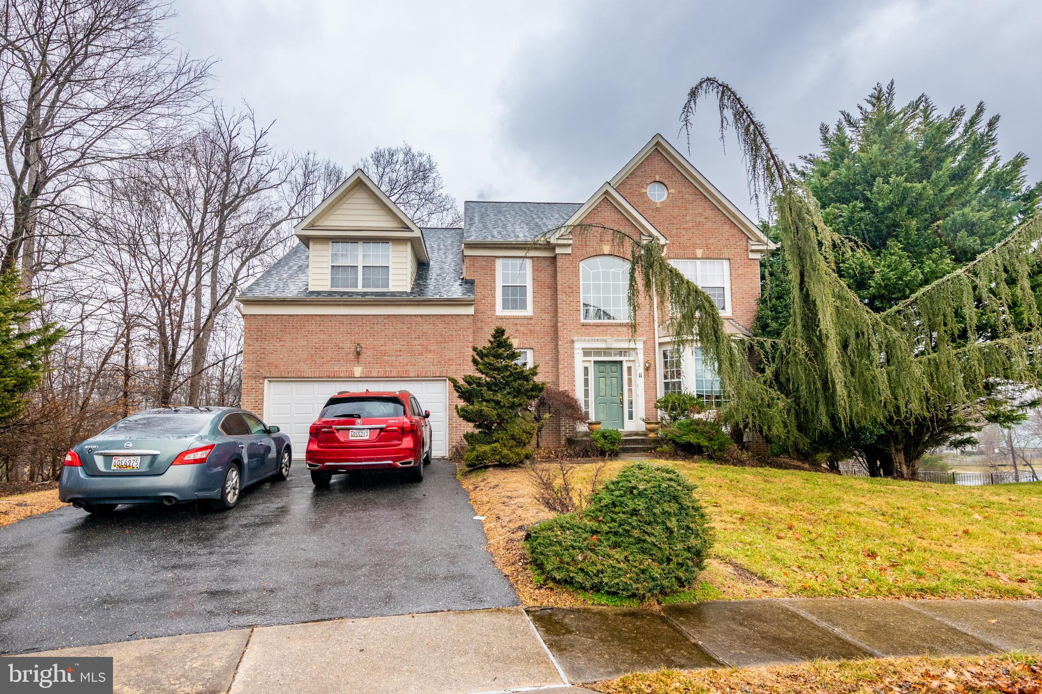 a view of multiple houses with a yard
