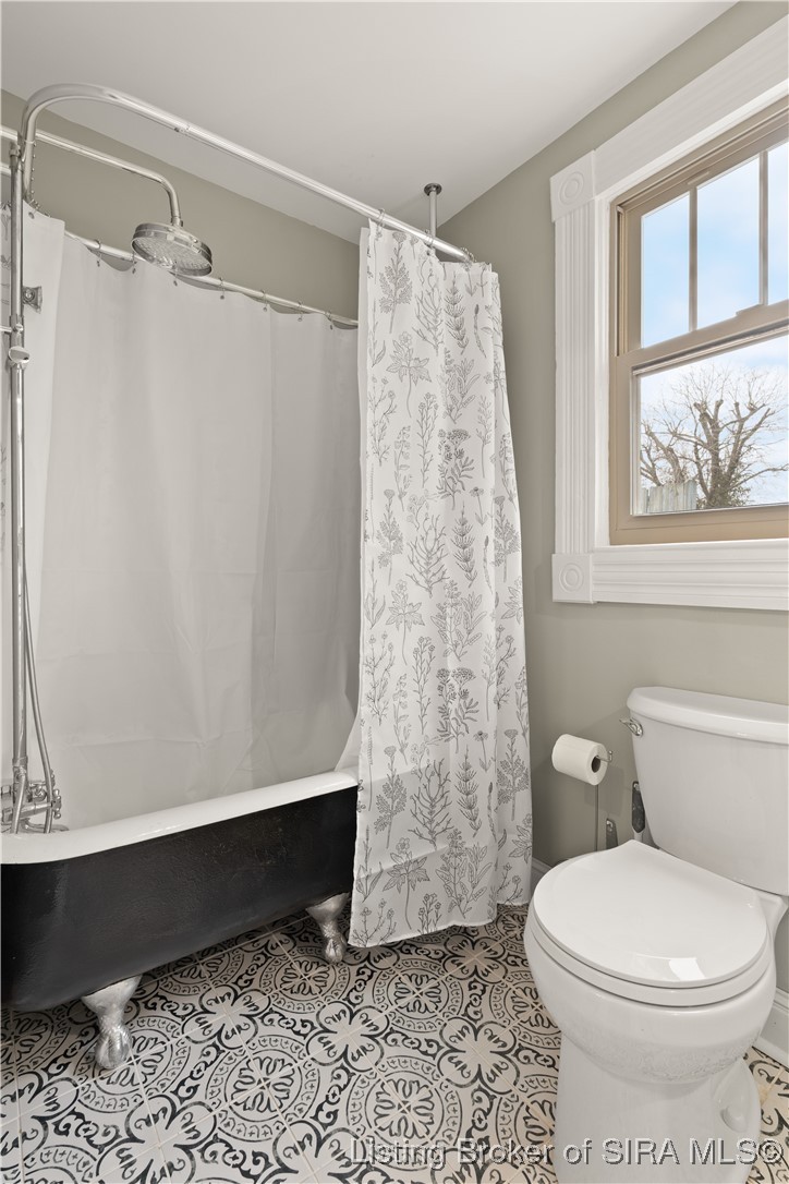 427 East Chestnut Street Corydon, IN 47112 - Photo 9 of 63 Main bathroom w/ clawfoot tub/shower, decorative tile.