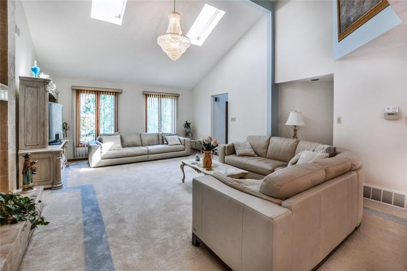 392 Richard Road Wexford, PA 15090 - Photo 4 of 25 Gallery Image 4