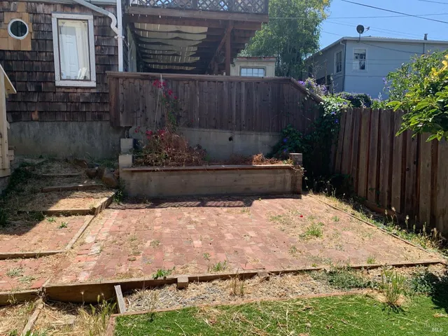 a view of backyard with pathway