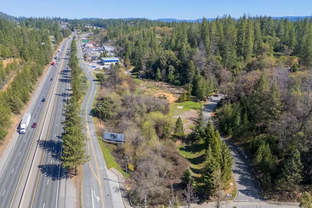 a view of a yard with a fountain