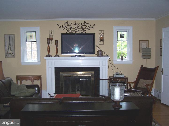 113 West Clearfield Road Havertown, PA 19083 - Photo 4 of 25 Living Room