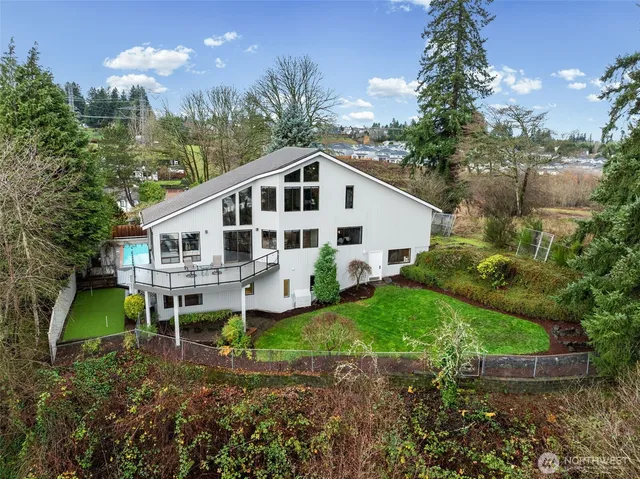 a view of a house with backyard and garden