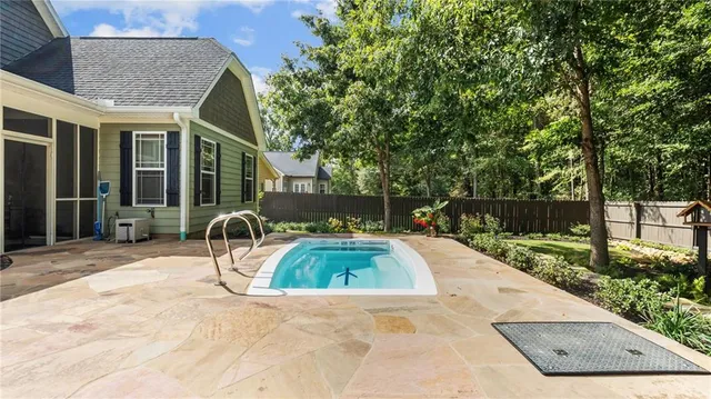 a view of a house with backyard