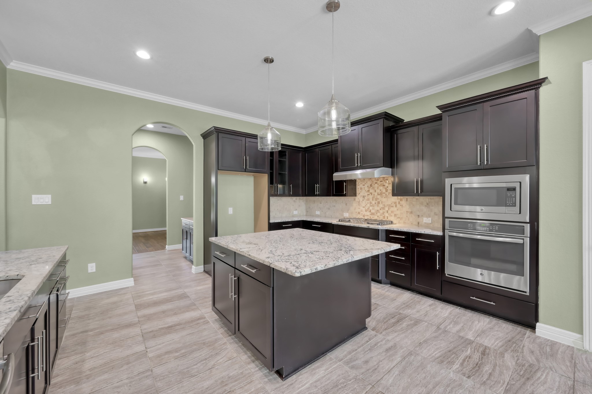 23219 Belted Kingfisher Trail Spring, TX 77389 - Photo 12 of 44 Extensive cabinetry keeps everything within reach while maintaining a clean, organized look.