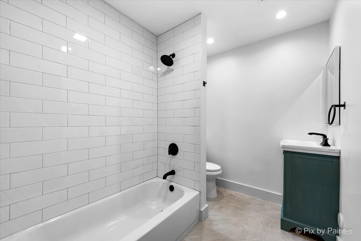 518 Illinois Street Geneva, IL 60134 - Photo 29 of 41 a bathroom with a bathtub and sink