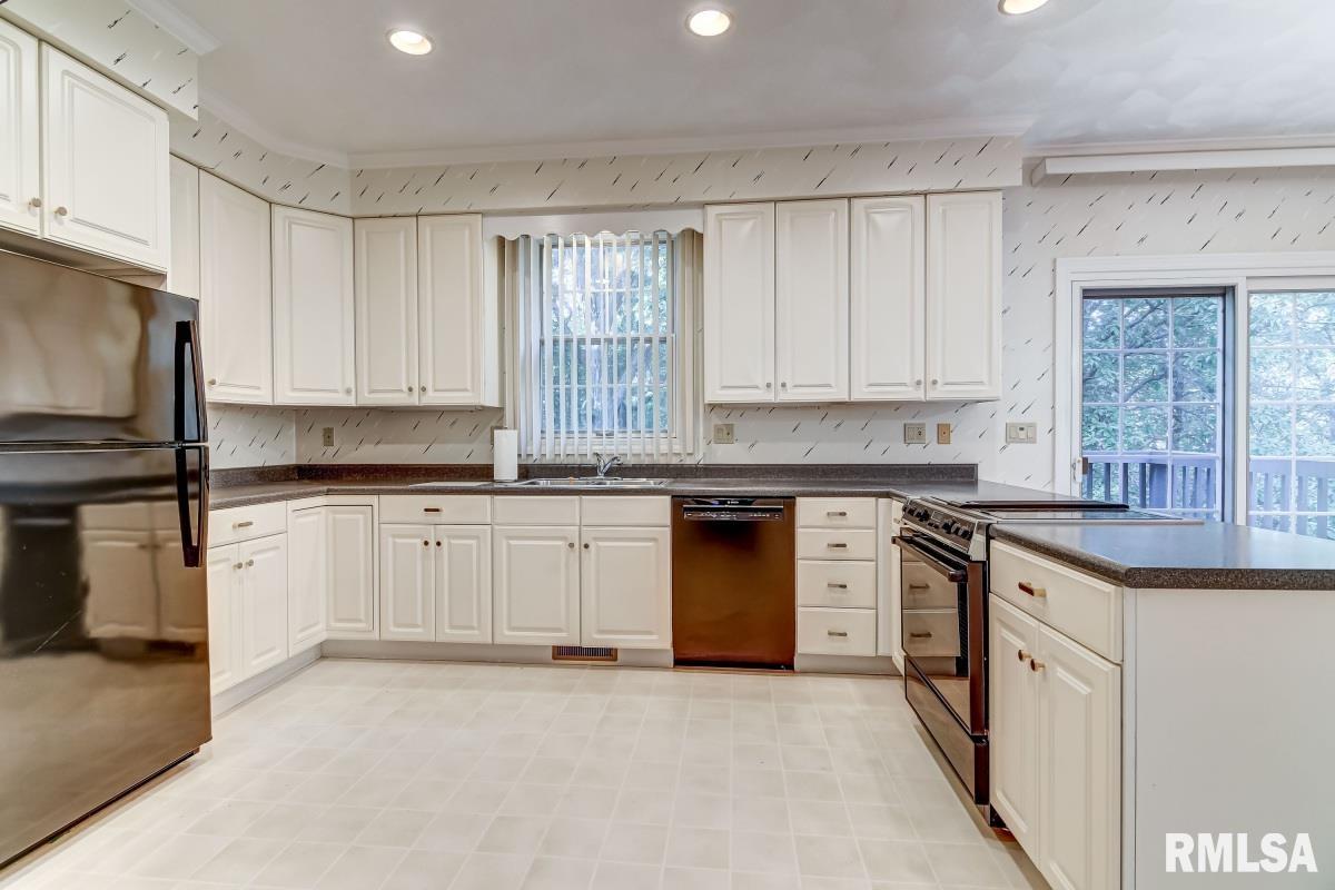 2105 Timbercrest Court Springfield, IL 62702 - Photo 3 of 46 Gallery Image 3