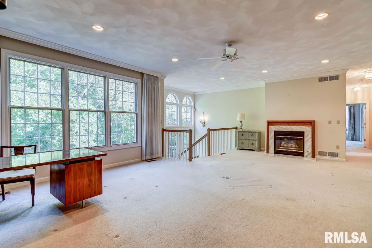 2105 Timbercrest Court Springfield, IL 62702 - Photo 4 of 46 Gallery Image 4