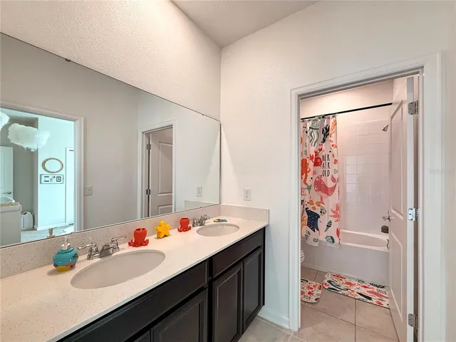 a view of a livingroom with furniture and a ceiling fan