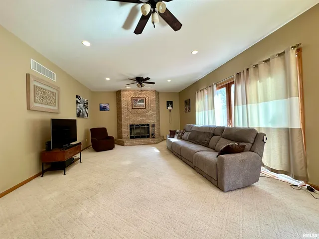 $315,000 | 2306 Magnolia Drive, Jacksonville, IL 62650