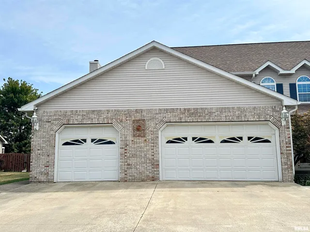 $315,000 | 2306 Magnolia Drive, Jacksonville, IL 62650