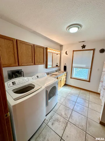 $315,000 | 2306 Magnolia Drive, Jacksonville, IL 62650