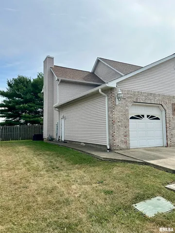 $315,000 | 2306 Magnolia Drive, Jacksonville, IL 62650