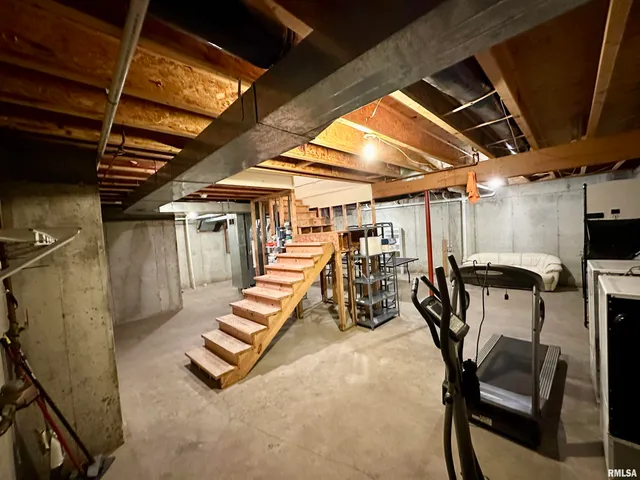 $315,000 | 2306 Magnolia Drive, Jacksonville, IL 62650