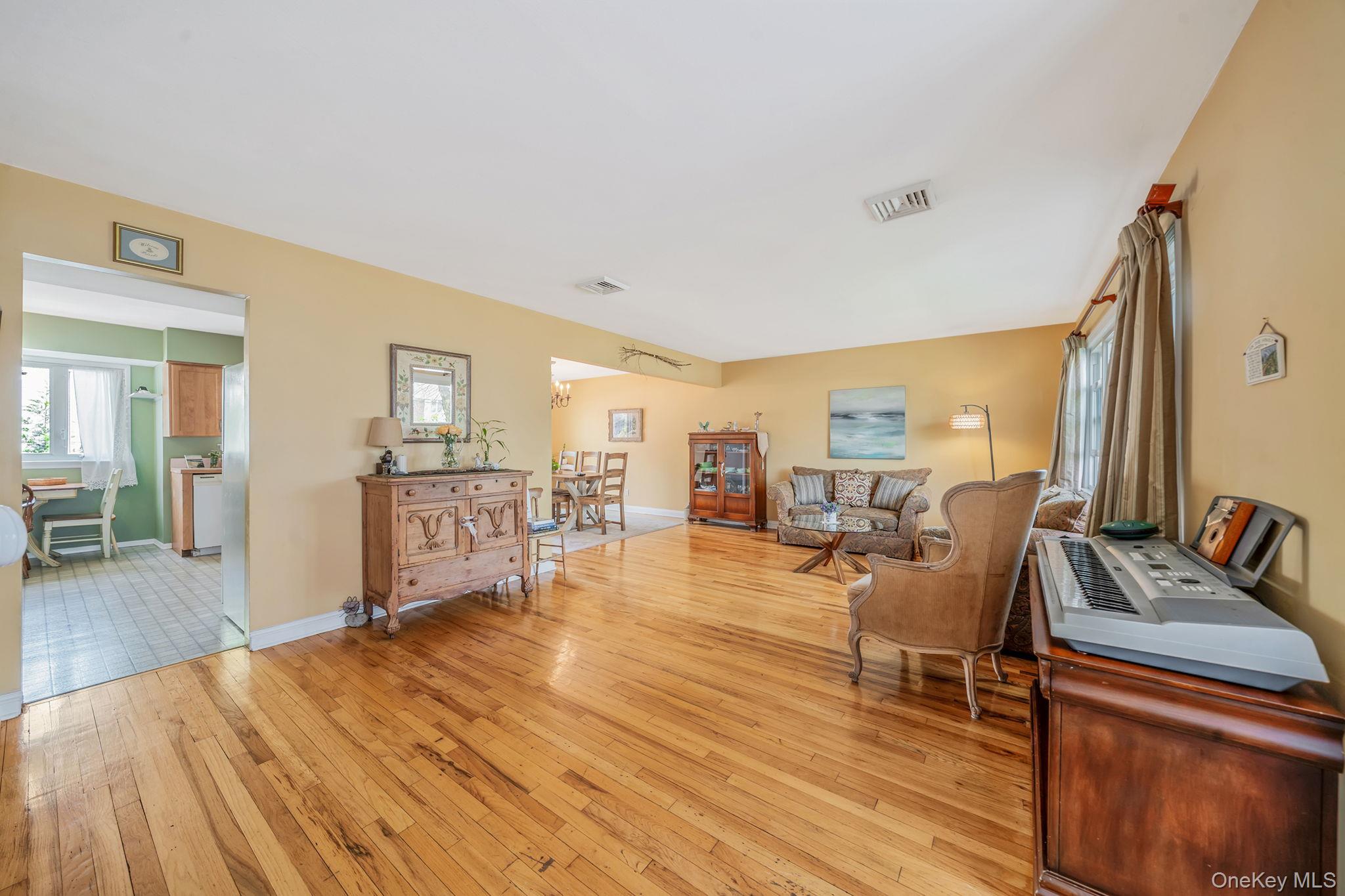 2897 Wynsum Avenue Merrick, NY 11566 - Photo 5 of 31