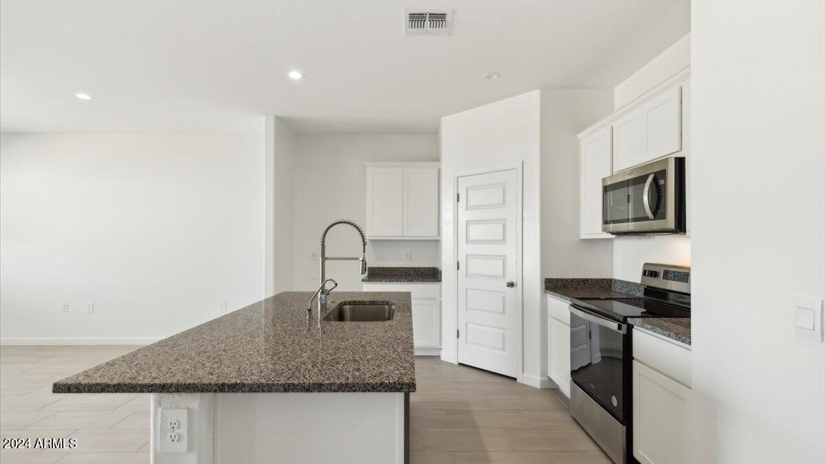 2152 West Spaulding Avenue Apache Junction, AZ 85120 - Photo 3 of 14 justin kitchen