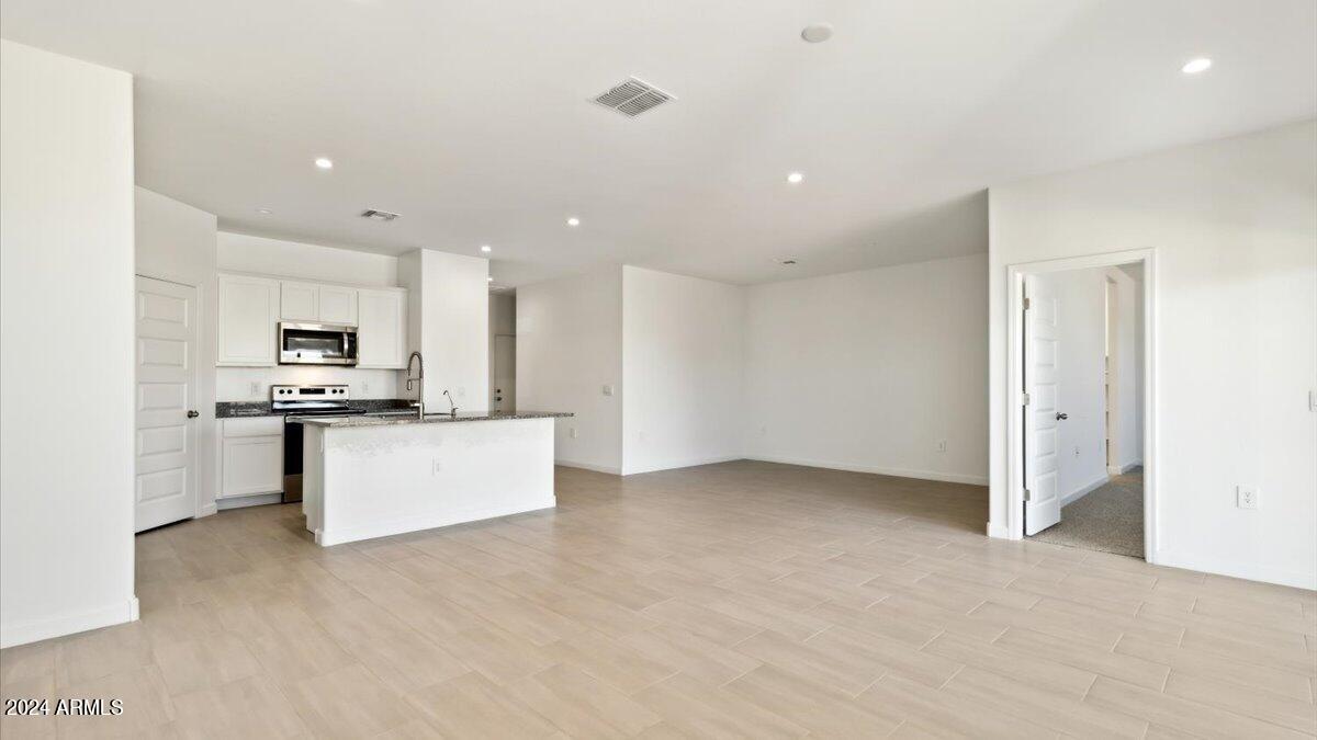 2152 West Spaulding Avenue Apache Junction, AZ 85120 - Photo 8 of 14 Justin dining area