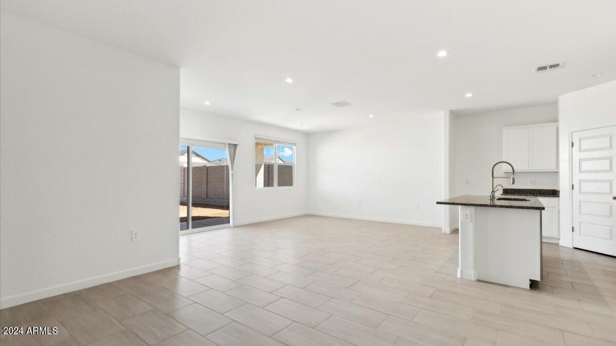 2152 West Spaulding Avenue Apache Junction, AZ 85120 - Photo 9 of 14 justin living room