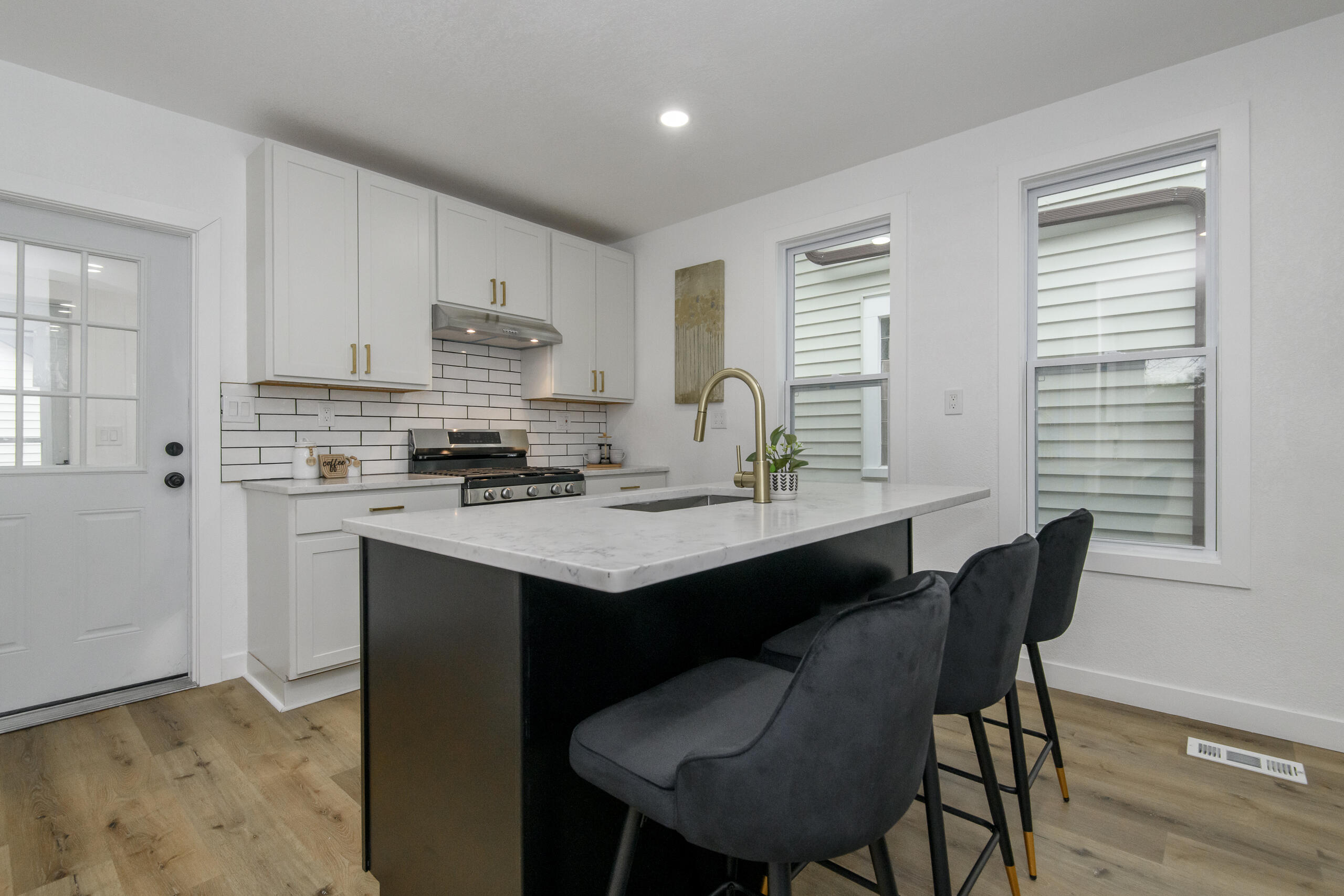 300 East Rosedale Avenue Milwaukee, WI 53207 - Photo 13 of 56 300 E Rosedale-16