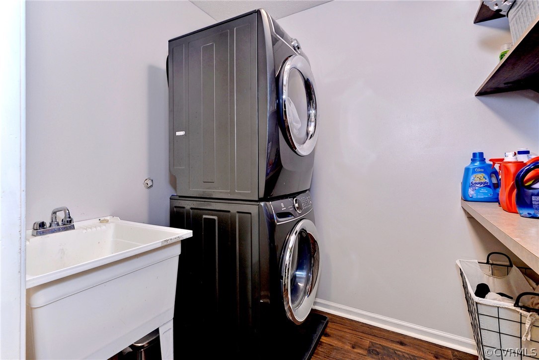 8416 Down Patrick Way Williamsburg, VA 23188 - Photo 10 of 47 a bathroom with a sink and a mirror
