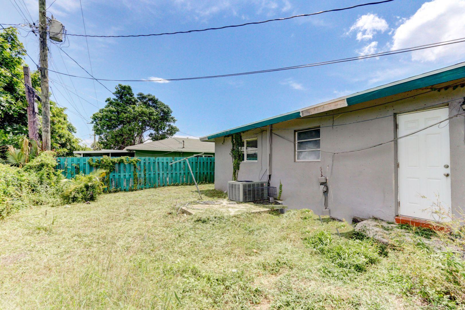 360 West Blue Heron Boulevard, Unit 1 Riviera Beach, FL 33404 - Photo 30 of 43 Backyard