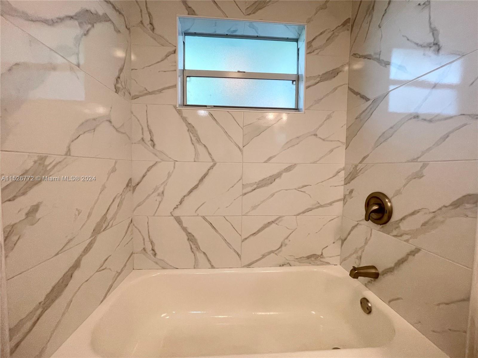 215 Southwest 10th Street Hallandale Beach, FL 33009 - Photo 10 of 18 a bathroom with a bathtub