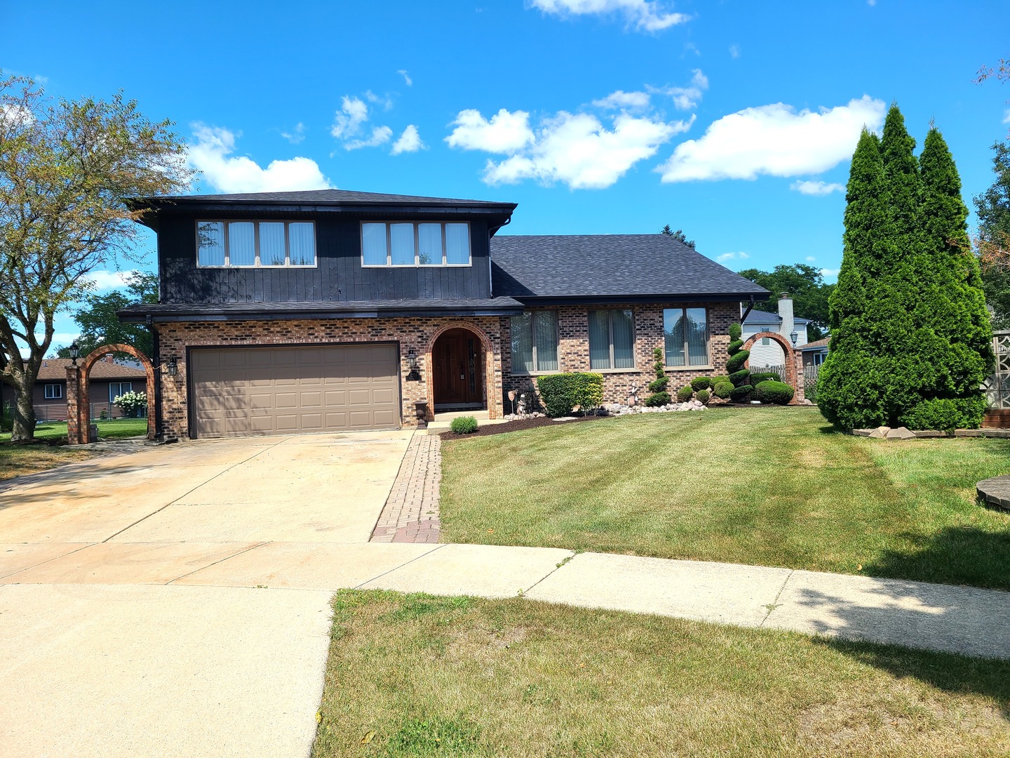 1208 Surrey Road Addison, IL 60101 - Photo 1 of 27