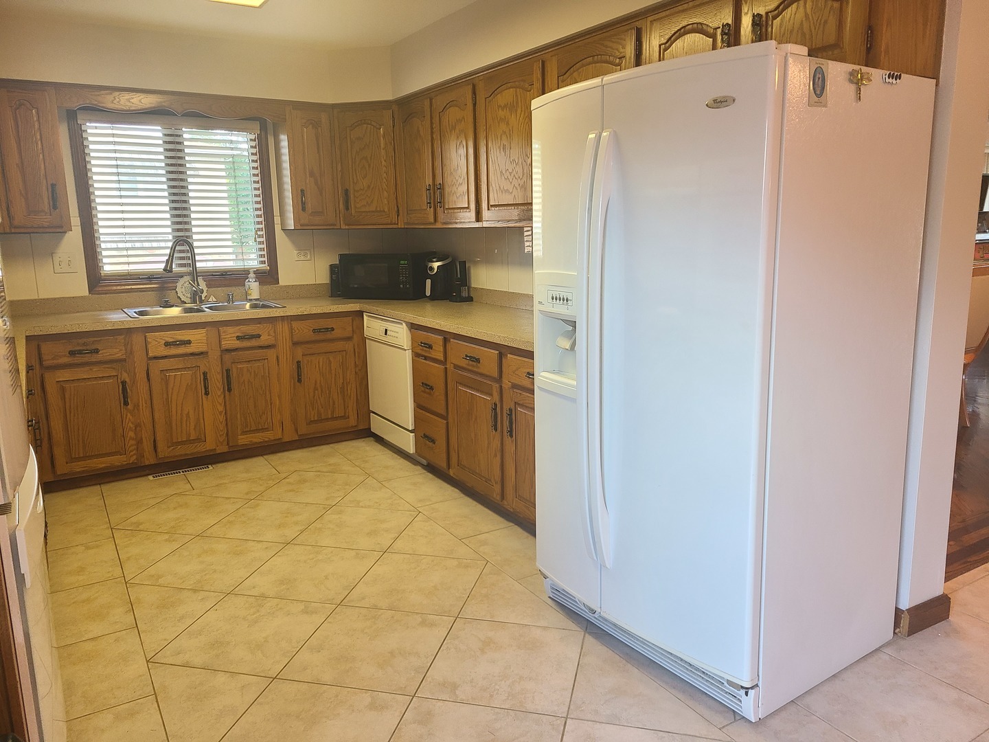 1208 Surrey Road Addison, IL 60101 - Photo 8 of 27