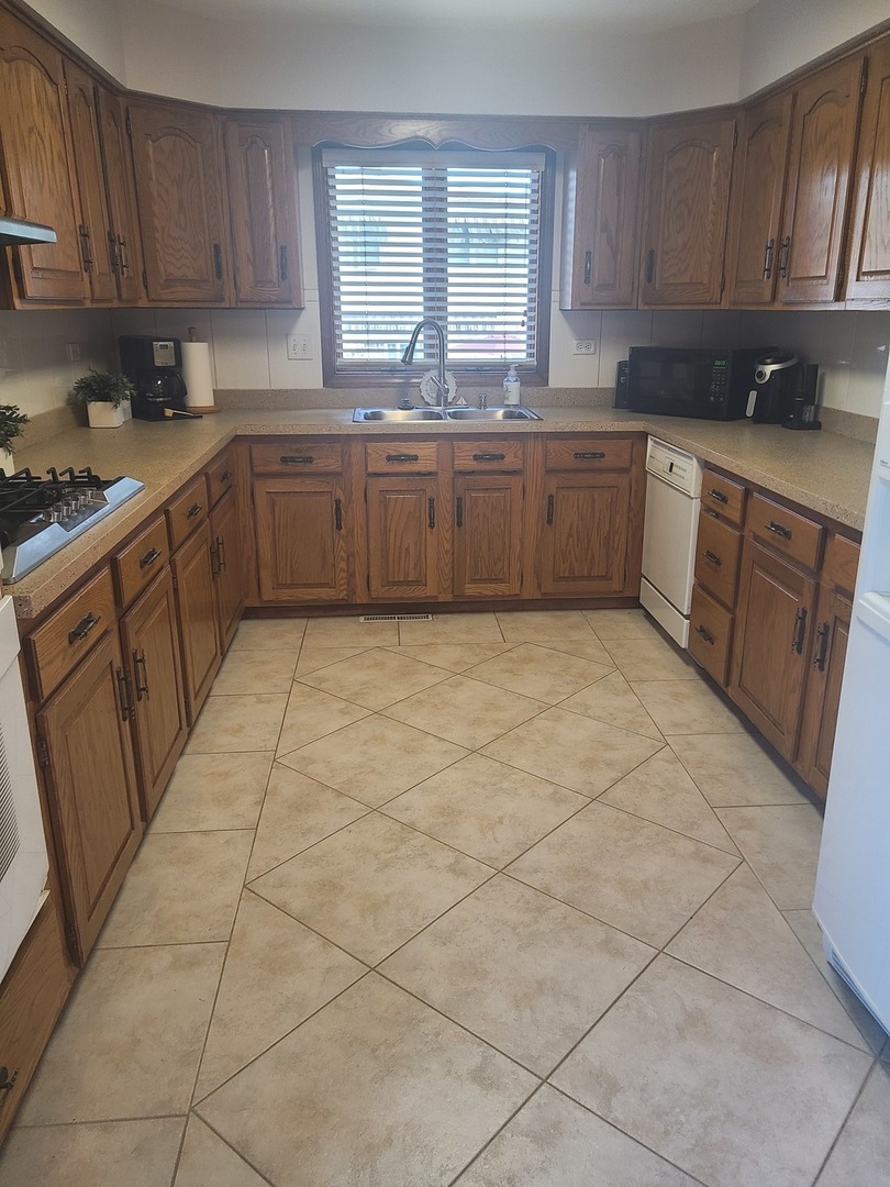 1208 Surrey Road Addison, IL 60101 - Photo 9 of 27