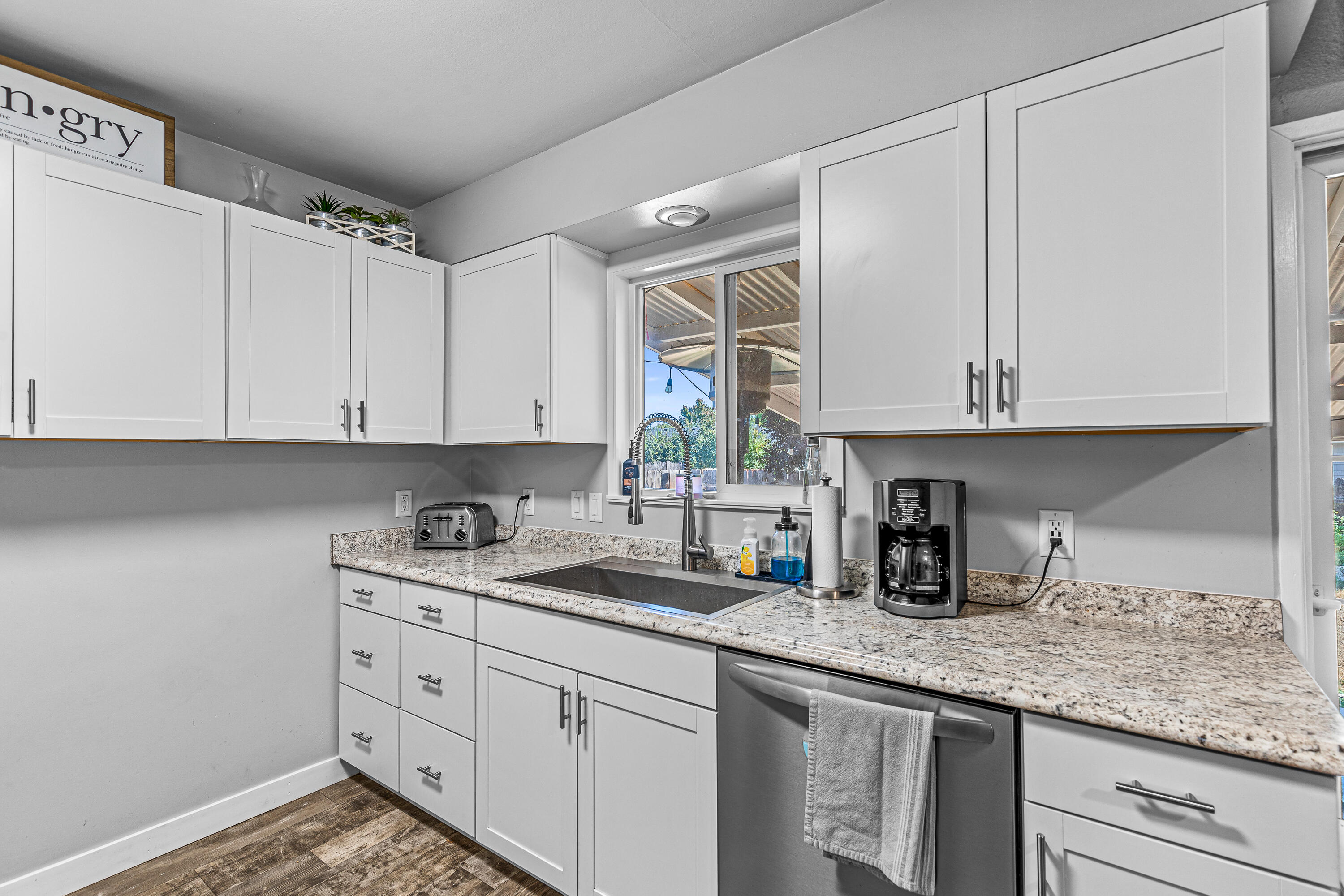 720 North 3rd Street Central Point, OR 97502 - Photo 8 of 27 9