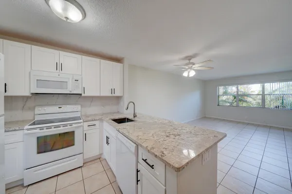 $1,800 | 550 Southeast 2nd Avenue, Unit G27, Deerfield Beach, FL 33441