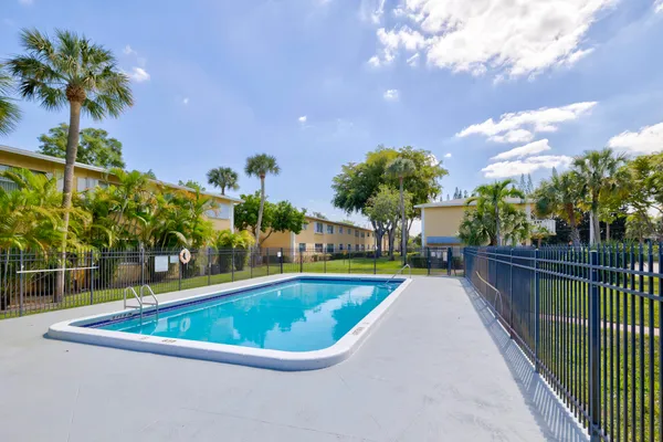 $1,800 | 550 Southeast 2nd Avenue, Unit G27, Deerfield Beach, FL 33441