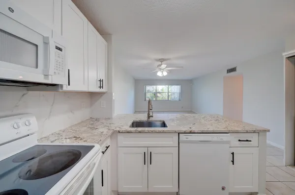 $1,800 | 550 Southeast 2nd Avenue, Unit G27, Deerfield Beach, FL 33441