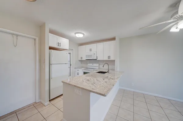 $1,800 | 550 Southeast 2nd Avenue, Unit G27, Deerfield Beach, FL 33441