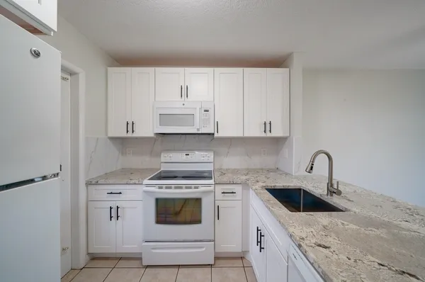 $1,800 | 550 Southeast 2nd Avenue, Unit G27, Deerfield Beach, FL 33441