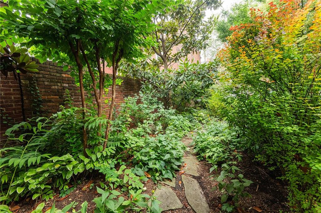 2220 Sarah Street, Unit 2 Pittsburgh, PA 15203 - Photo 20 of 34 a backyard of a house with lots of green space