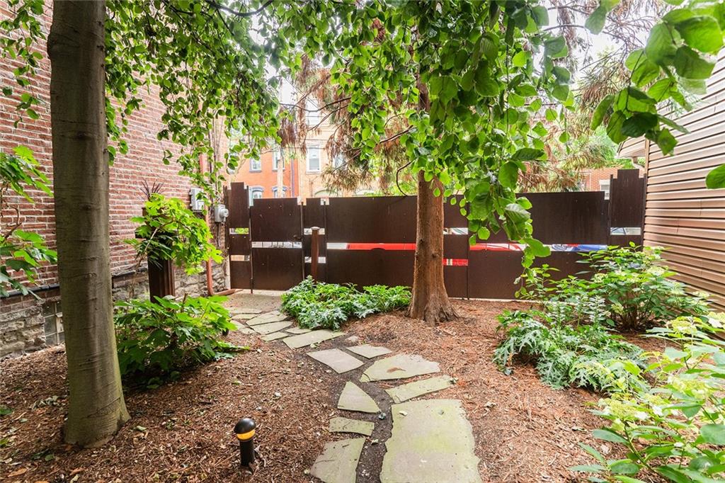 2220 Sarah Street, Unit 2 Pittsburgh, PA 15203 - Photo 33 of 34 an outdoor space with garden view